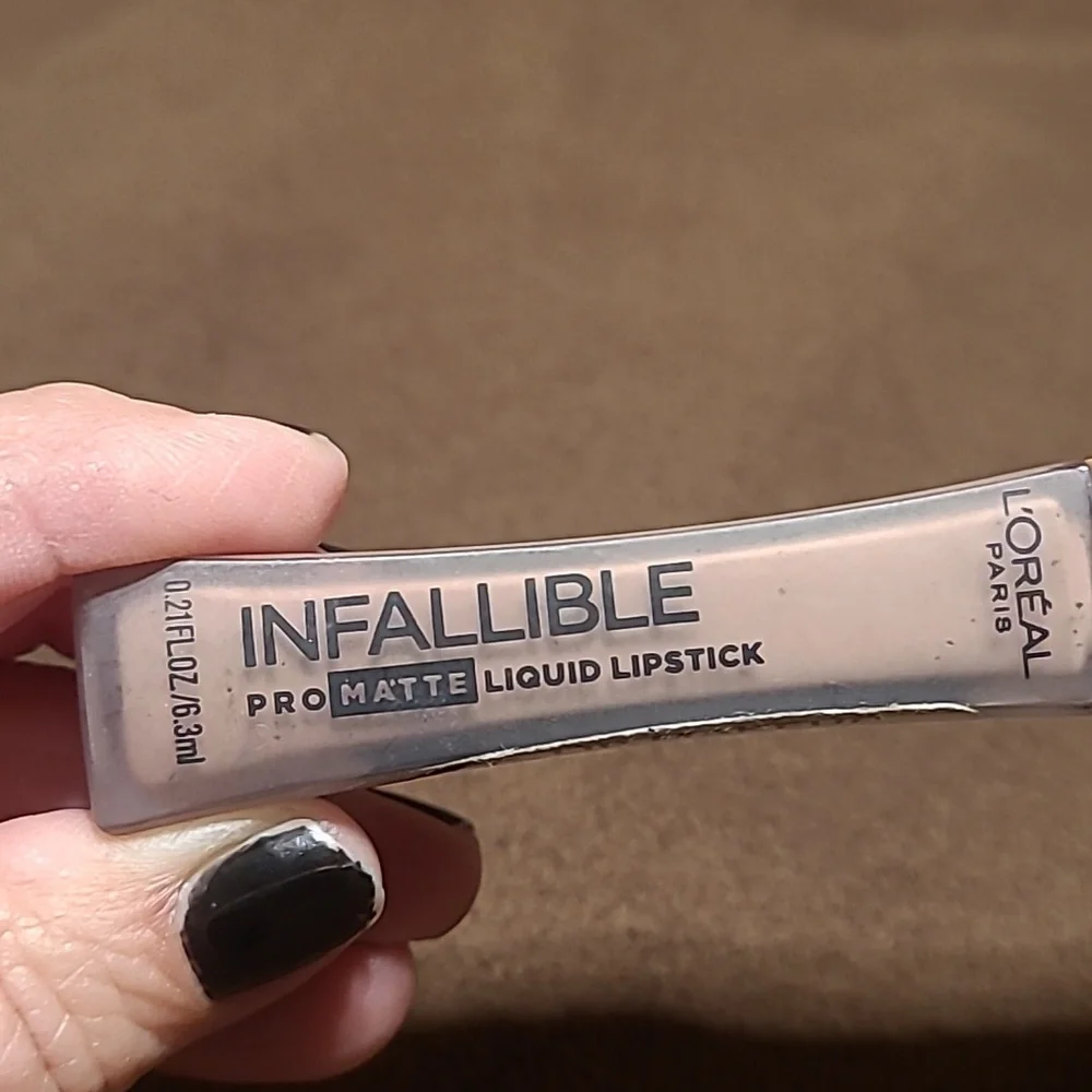 L’OREAL INFALLABLE LIP COLOR, NWT SEALED, #848 DOSE OF COCOA